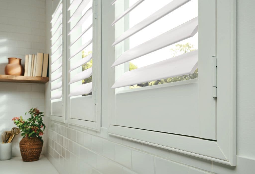 Composite Shutters 3.5 Louvres - Standard Z Frame - Hidden Tilt - Center Split Tilt - close.jpg